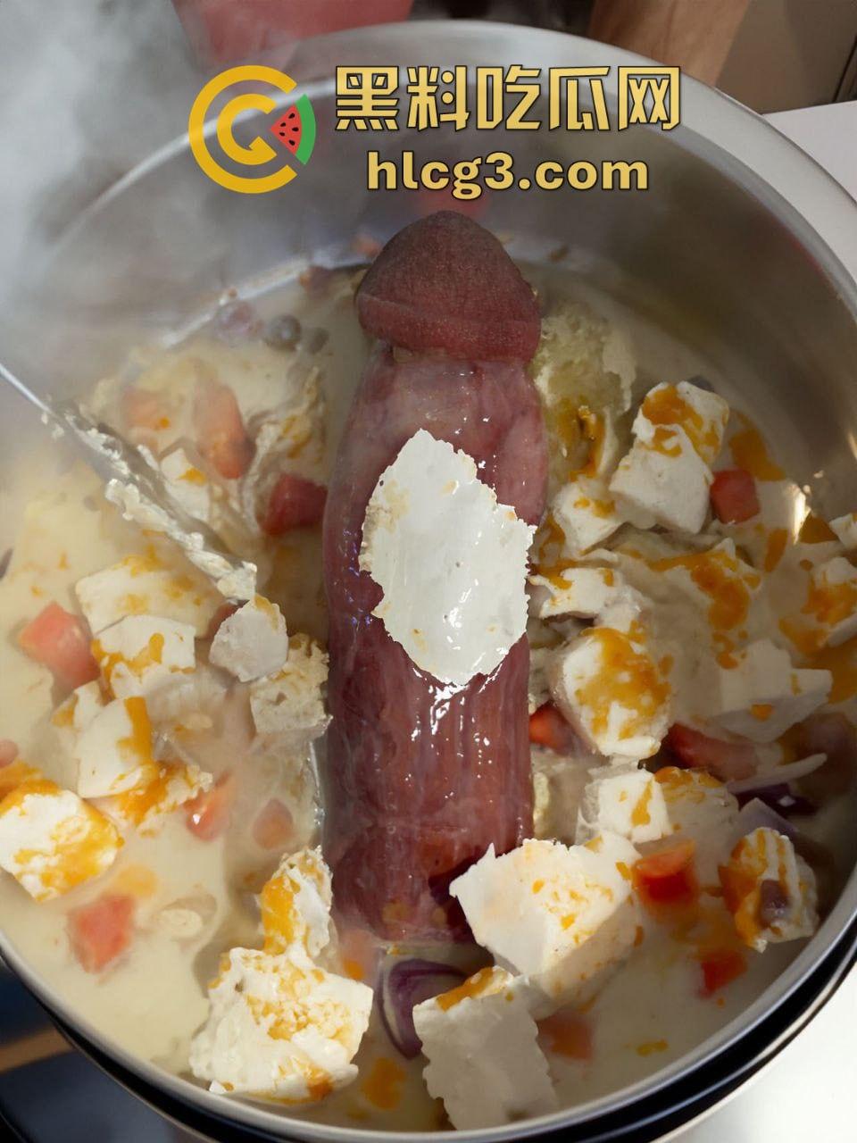 重口慎入！推特吃鸡巴博主【小变态来喽】真实吃肉棒 各种吃法 恶心至极！-7