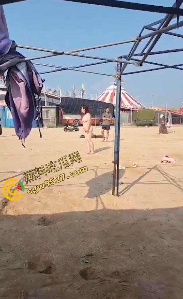 6旬大妈街头吵架全裸求操 肥臀巨乳让年轻小伙瞠目结舌乖乖溜走， 大妈骚操作惊呆路人-8