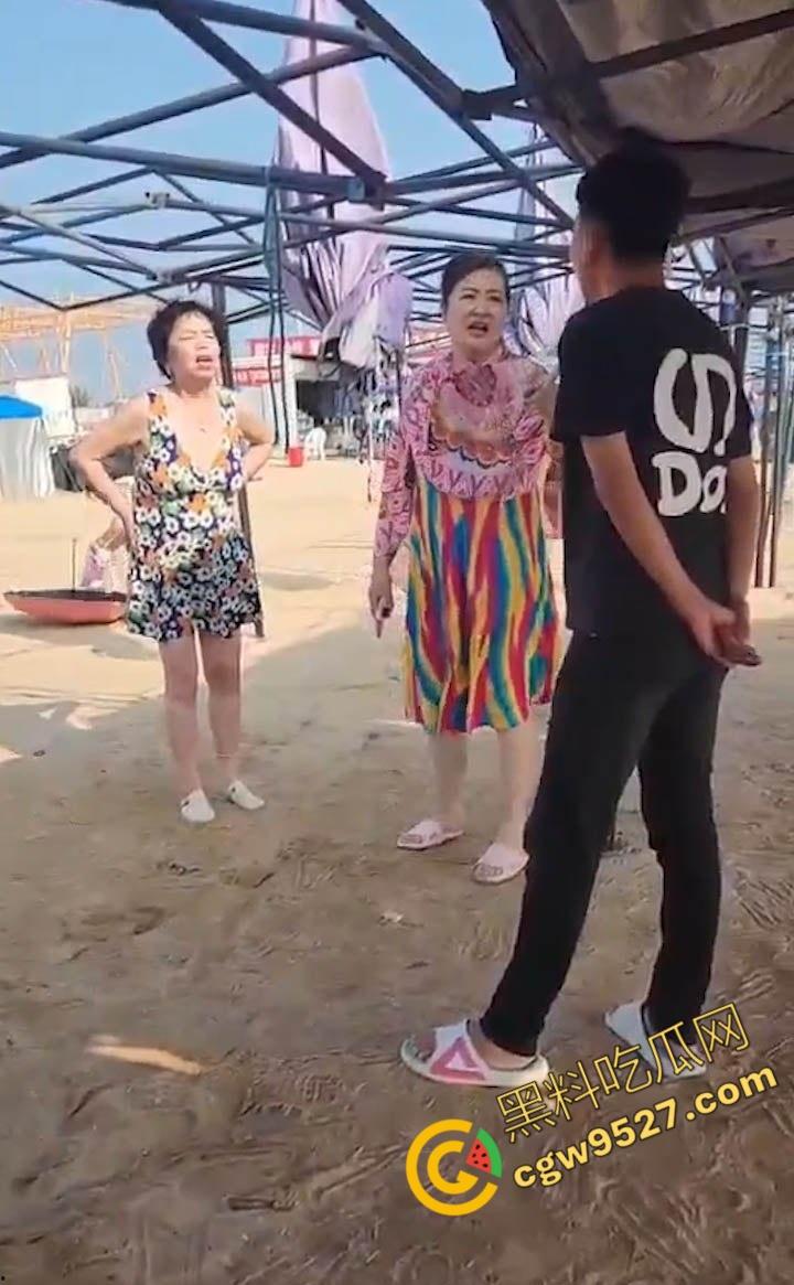 6旬大妈街头吵架全裸求操 肥臀巨乳让年轻小伙瞠目结舌乖乖溜走， 大妈骚操作惊呆路人-9