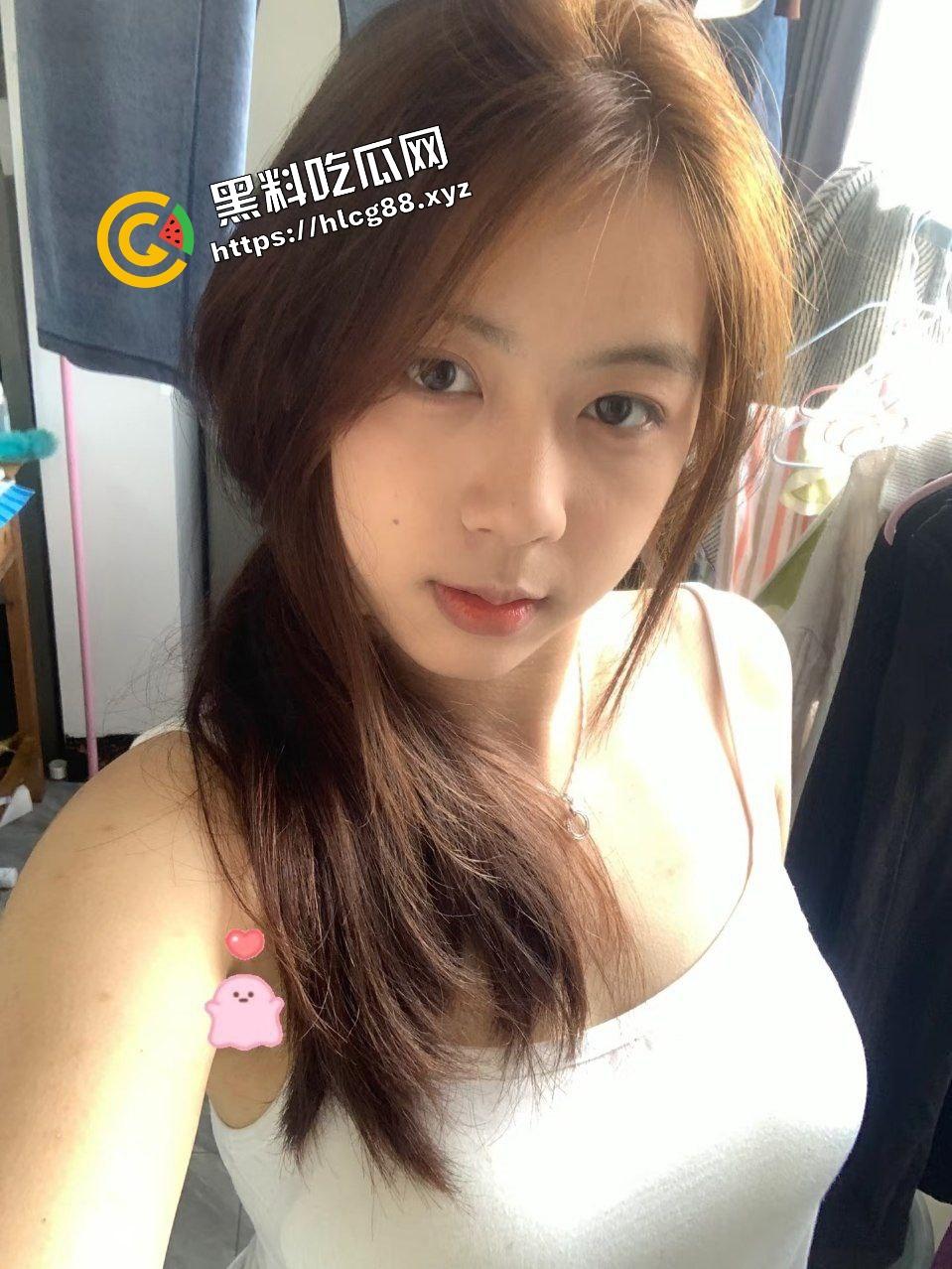 赴美留学的反差婊骚鸡【陈嘉琪】天天被洋屌男友中出骚逼,趁着宿舍里没人用仙女棒自慰!-1