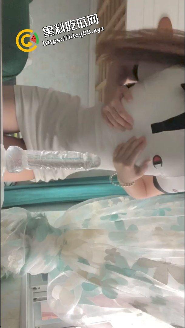 赴美留学的反差婊骚鸡【陈嘉琪】天天被洋屌男友中出骚逼,趁着宿舍里没人用仙女棒自慰!-6