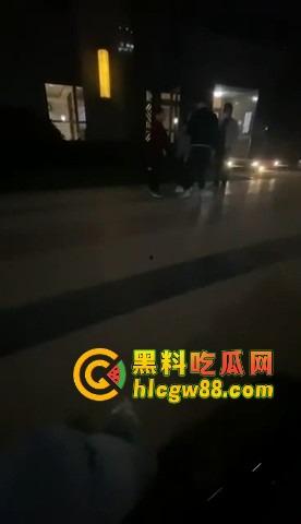 福建小区散步变地狱模式，小伙子刀仔1V3，一家三口直接被团灭，一人一刀干净利落！-1