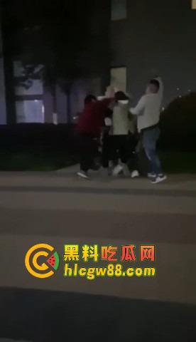 福建小区散步变地狱模式，小伙子刀仔1V3，一家三口直接被团灭，一人一刀干净利落！-2