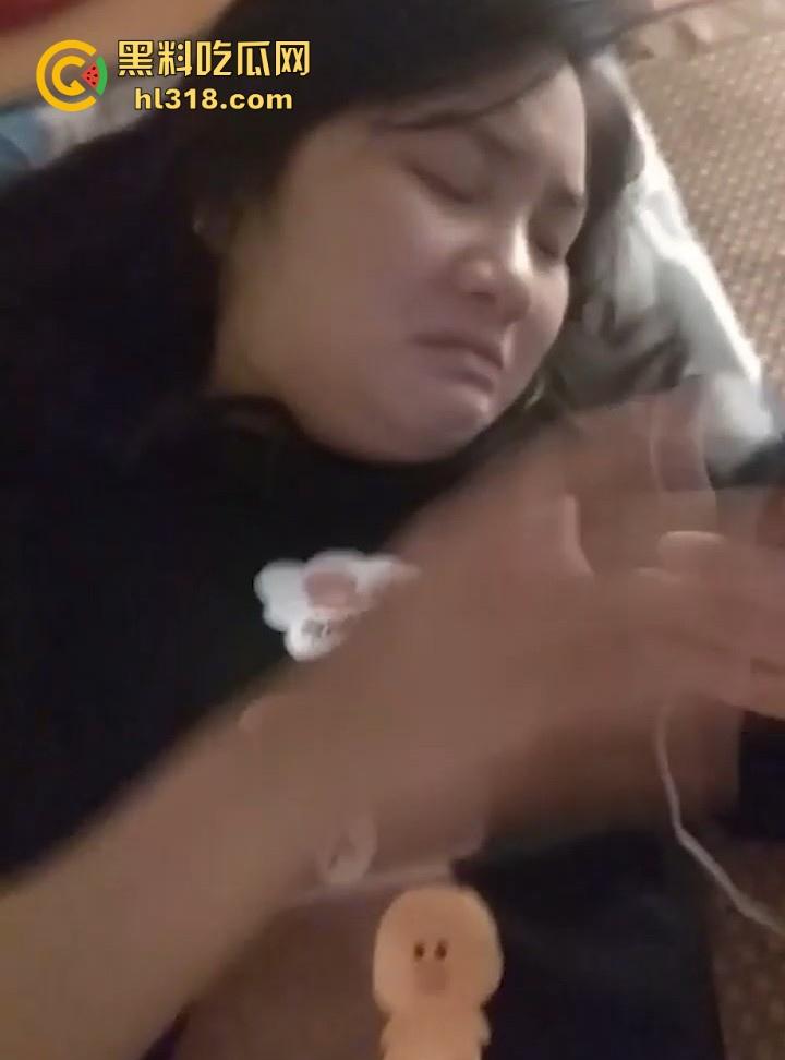 广州打工妹大奶肥臀性感诱惑!极品微胖淫娃尽显尤物本色,出租房上演性交大战,玩着手机也不忘狂插!-3