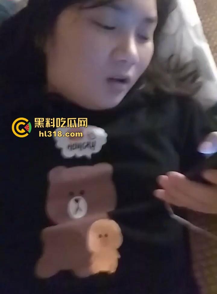 广州打工妹大奶肥臀性感诱惑!极品微胖淫娃尽显尤物本色,出租房上演性交大战,玩着手机也不忘狂插!-4