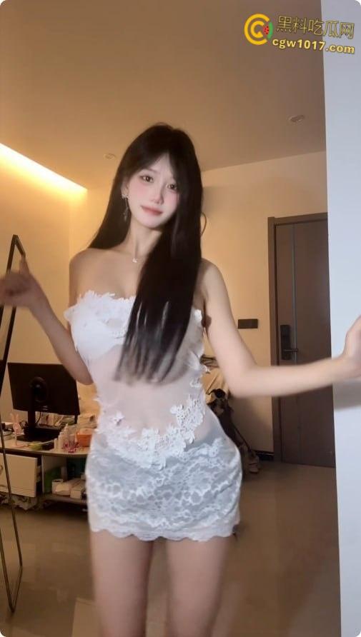 抖音御姐网红【什么思思】，金主定制福利视频，细腰翘臀完美身材，极品身材低胸装性感舞蹈，眼神拉丝诱惑十足！-4