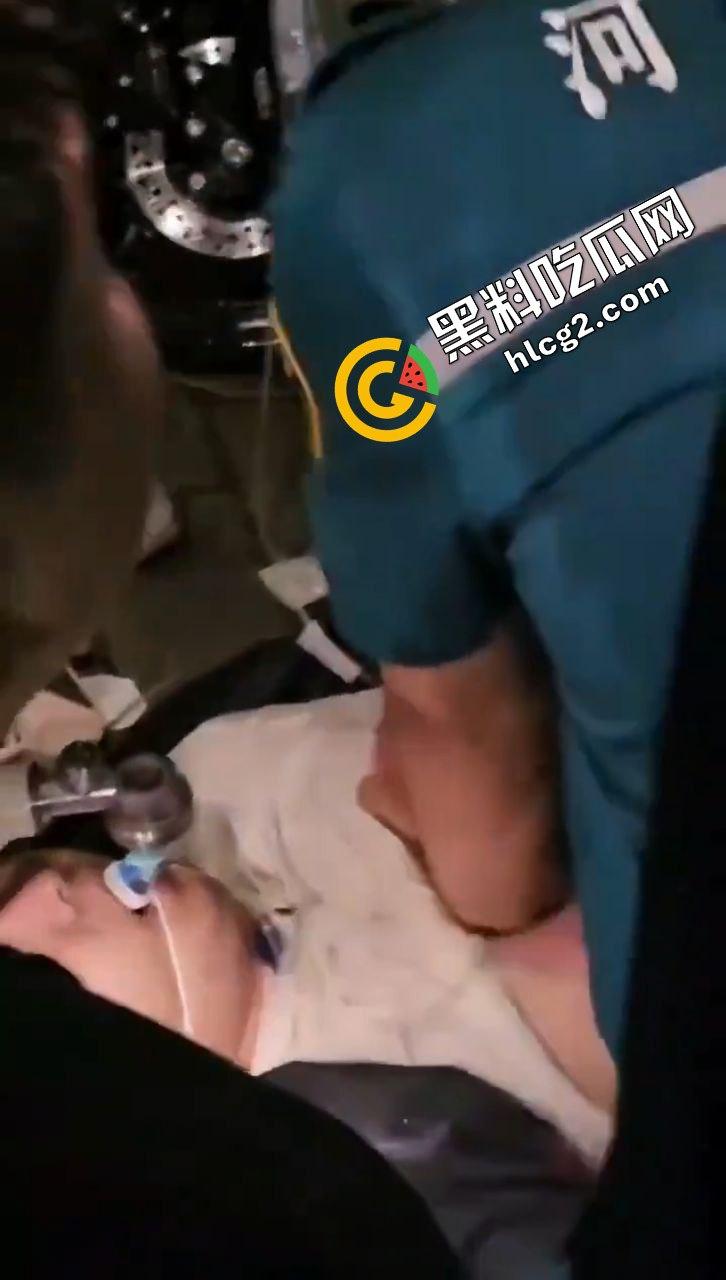 河南郑州灾难连连!22日出现100毫米降水 狂风暴雨 电闪雷鸣 车辆被淹没 外卖员逆天送餐!电灯漏电致人触电身亡!-3