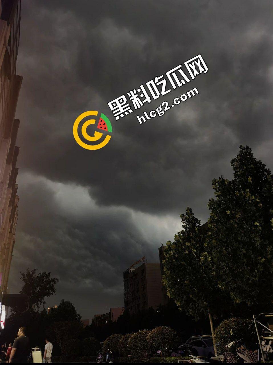 河南郑州灾难连连!22日出现100毫米降水 狂风暴雨 电闪雷鸣 车辆被淹没 外卖员逆天送餐!电灯漏电致人触电身亡!-8