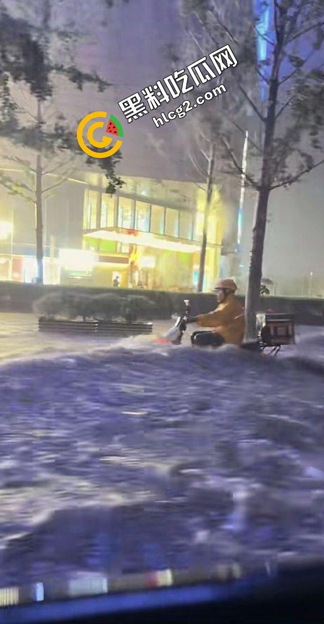 河南郑州灾难连连!22日出现100毫米降水 狂风暴雨 电闪雷鸣 车辆被淹没 外卖员逆天送餐!电灯漏电致人触电身亡!-10