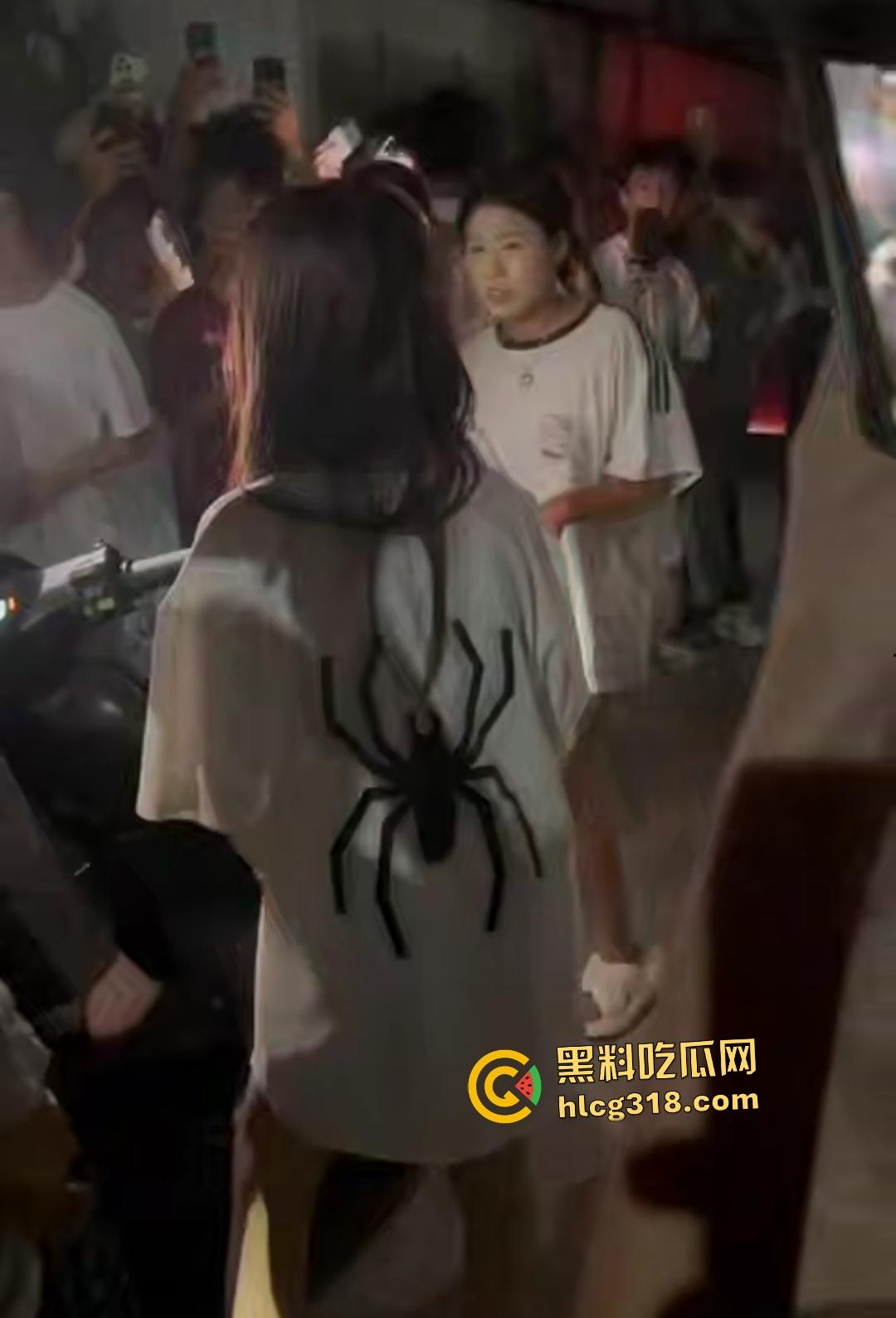 潮汕精神小妹为爱作妖!浪漫情债引群殴小三,扫把狂抽小三屁股,被打的想回家找妈妈!-2