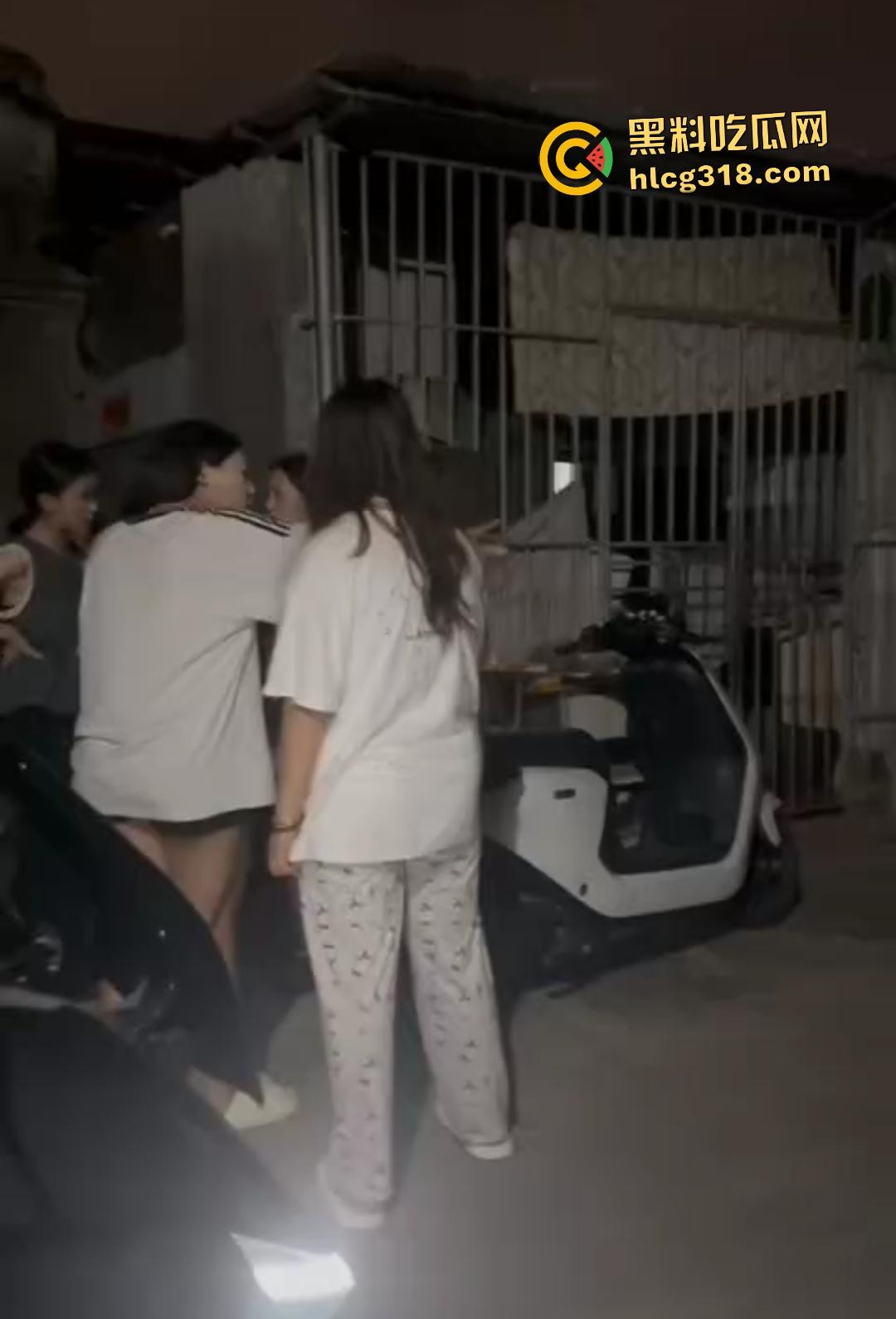 潮汕精神小妹为爱作妖!浪漫情债引群殴小三,扫把狂抽小三屁股,被打的想回家找妈妈!-3