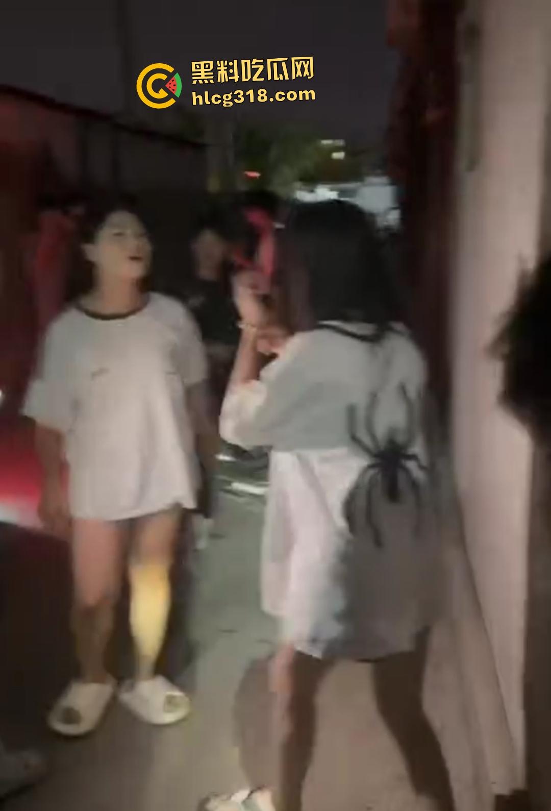 潮汕精神小妹为爱作妖!浪漫情债引群殴小三,扫把狂抽小三屁股,被打的想回家找妈妈!-7