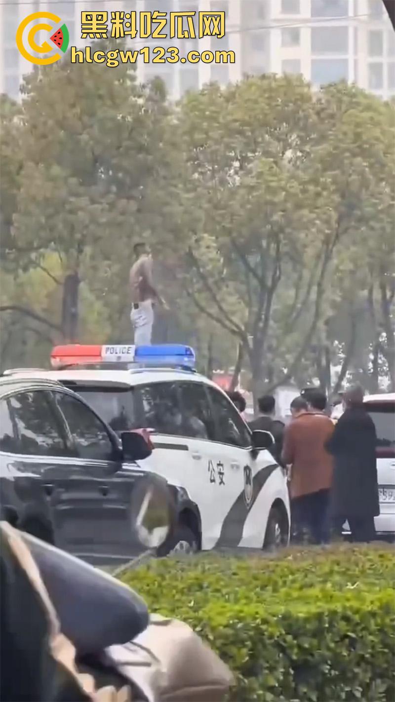 河南信阳纹身小伙,吸毒后当街疯狂砸车警车也不放过,叔叔都是见过大场面的完全不慌!-2