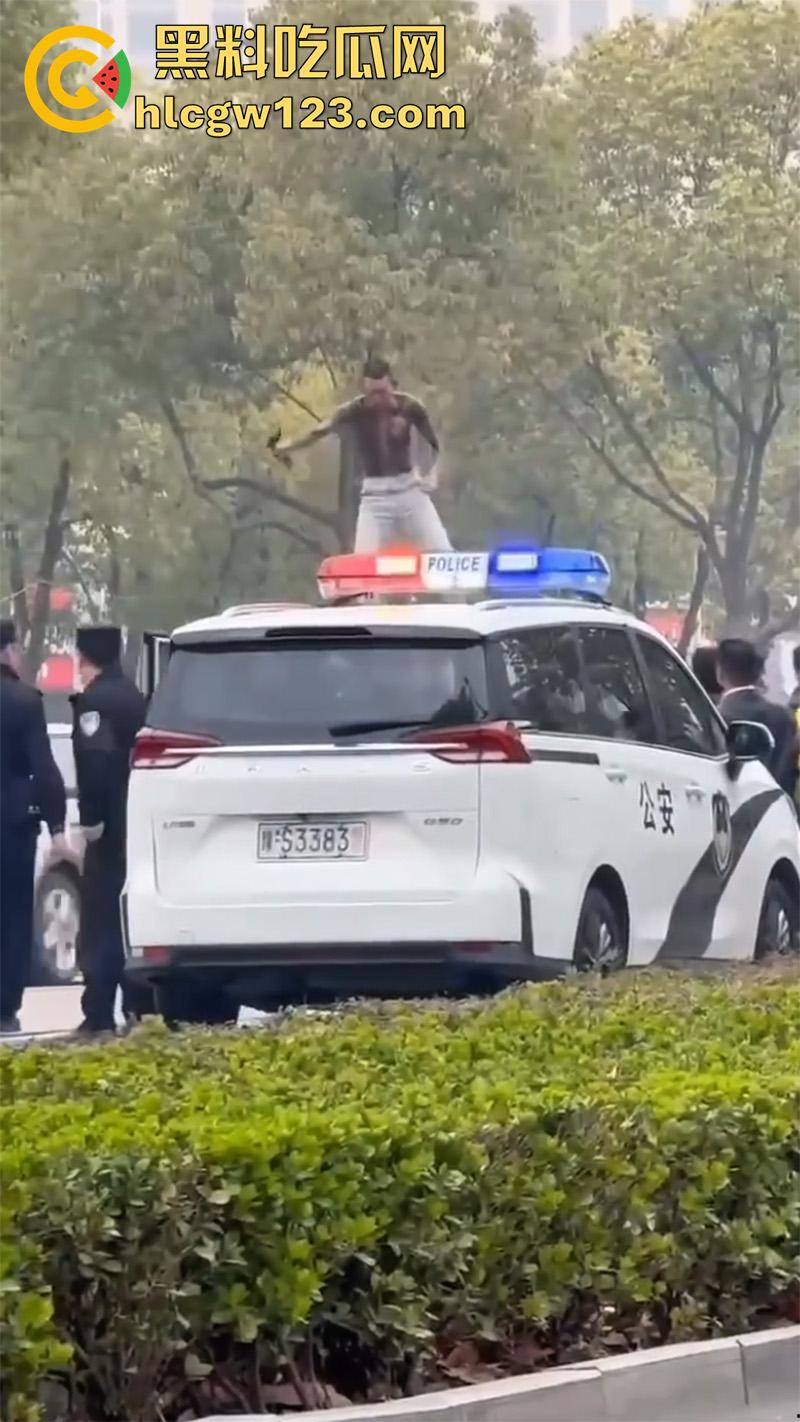 河南信阳纹身小伙,吸毒后当街疯狂砸车警车也不放过,叔叔都是见过大场面的完全不慌!-3