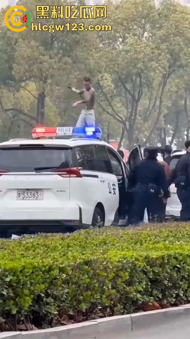 河南信阳纹身小伙,吸毒后当街疯狂砸车警车也不放过,叔叔都是见过大场面的完全不慌!-4