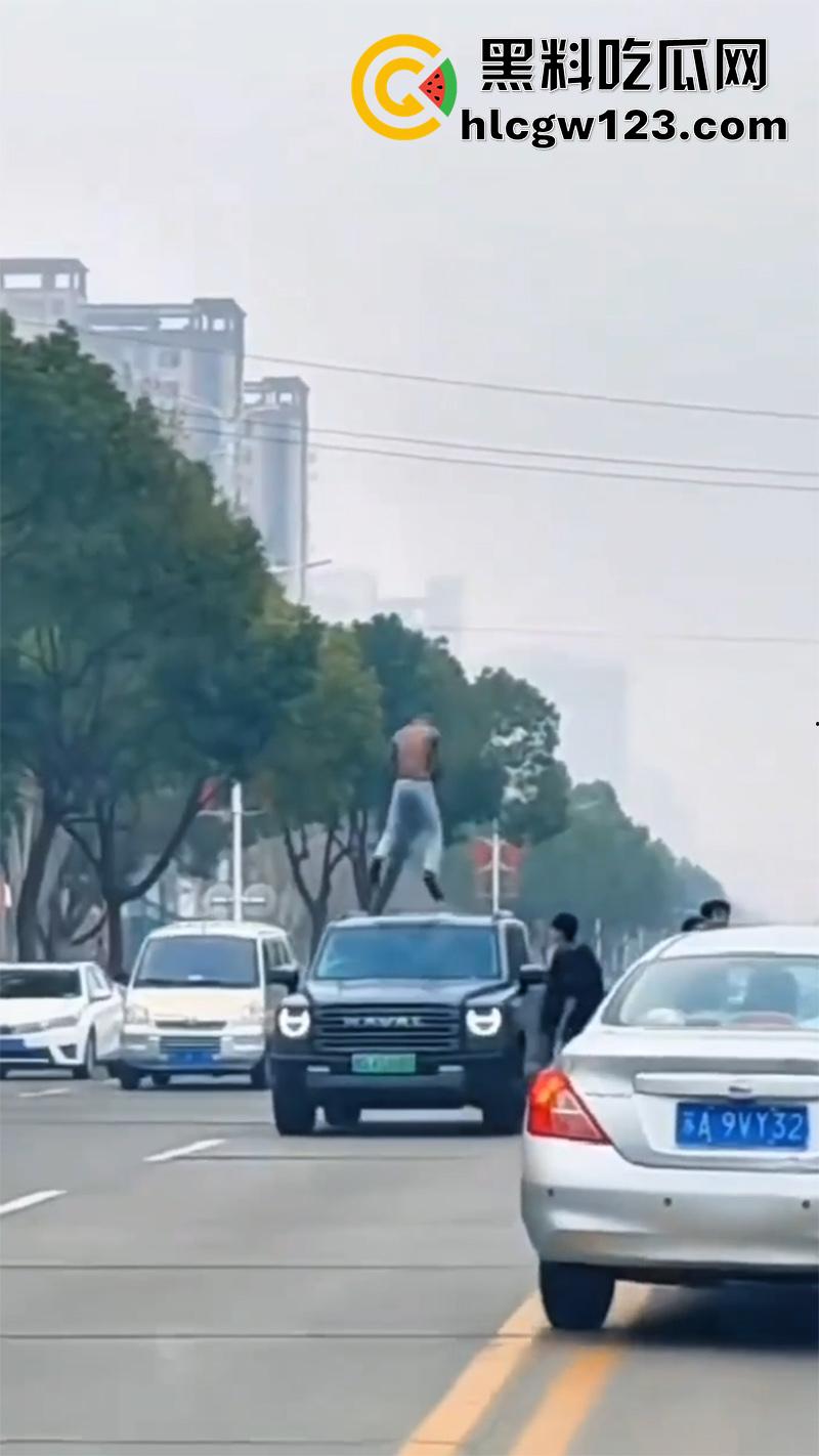 河南信阳纹身小伙,吸毒后当街疯狂砸车警车也不放过,叔叔都是见过大场面的完全不慌!-6