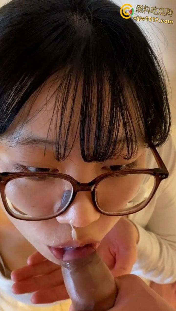 浙江师大甜妹【张宇轩】羞涩吃鸡画面曝光，顶级眼镜反差婊口爆颜射，满嘴灌满浓精骚态尽显！-6