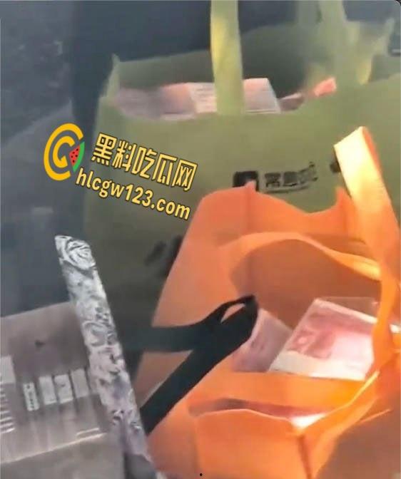 宝马哥豪掷300万现金街头撒钱,霸气扬言买奔驰砸烂,钞票狂舞撩爆全场!-3