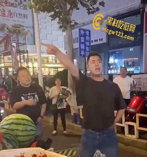 宝马哥豪掷300万现金街头撒钱,霸气扬言买奔驰砸烂,钞票狂舞撩爆全场!-4