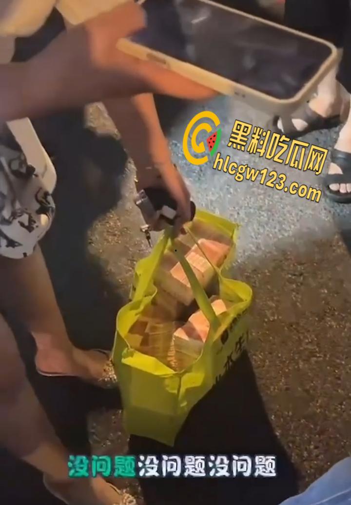 宝马哥豪掷300万现金街头撒钱,霸气扬言买奔驰砸烂,钞票狂舞撩爆全场!-6