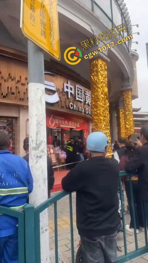 史上最强劫匪:上海金店惨遭口罩男子持锤密集猛砸,围观群众惊呼声交织,持锤狂徒现场被擒!-1