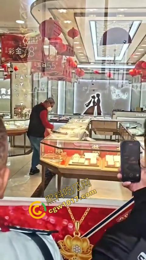 史上最强劫匪:上海金店惨遭口罩男子持锤密集猛砸,围观群众惊呼声交织,持锤狂徒现场被擒!-3