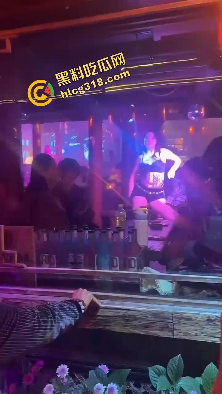 丽江夜店大爷站原地看骚舞看傻,大妈扯断胳膊都拉不走,大爷喊别拽,我马上射了!-1