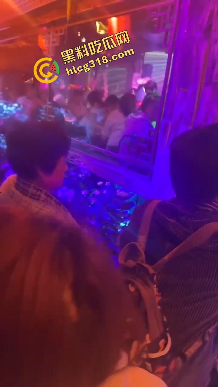 丽江夜店大爷站原地看骚舞看傻,大妈扯断胳膊都拉不走,大爷喊别拽,我马上射了!-2