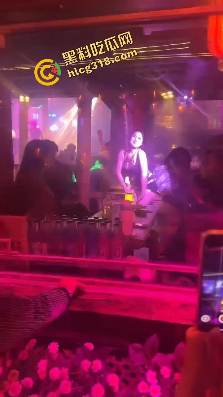 丽江夜店大爷站原地看骚舞看傻,大妈扯断胳膊都拉不走,大爷喊别拽,我马上射了!-3