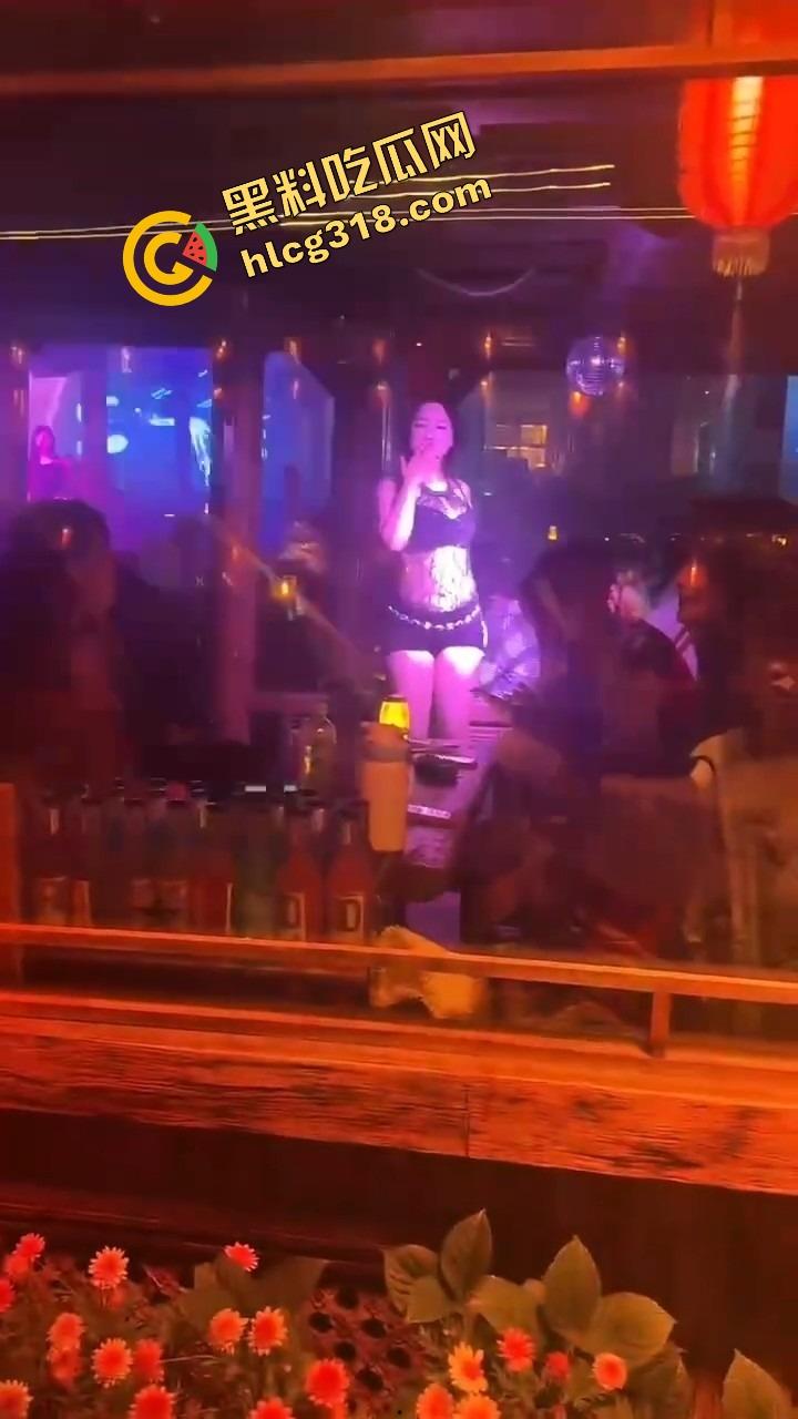 丽江夜店大爷站原地看骚舞看傻,大妈扯断胳膊都拉不走,大爷喊别拽,我马上射了!-4