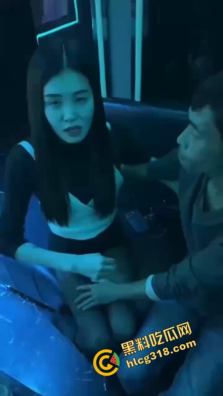 丽江夜店大爷站原地看骚舞看傻,大妈扯断胳膊都拉不走,大爷喊别拽,我马上射了!-5