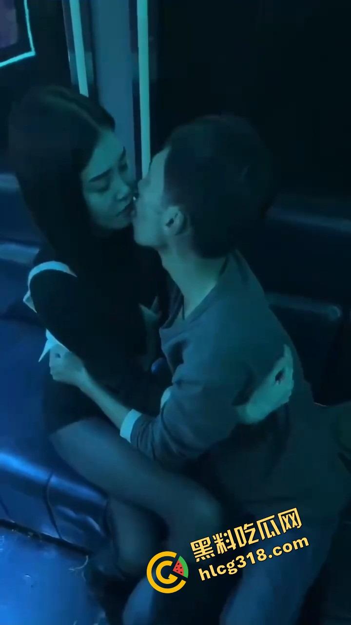 丽江夜店大爷站原地看骚舞看傻,大妈扯断胳膊都拉不走,大爷喊别拽,我马上射了!-7