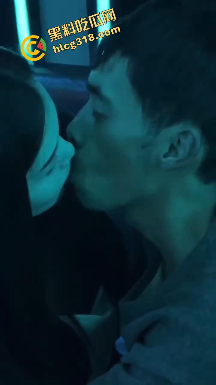 丽江夜店大爷站原地看骚舞看傻,大妈扯断胳膊都拉不走,大爷喊别拽,我马上射了!-8