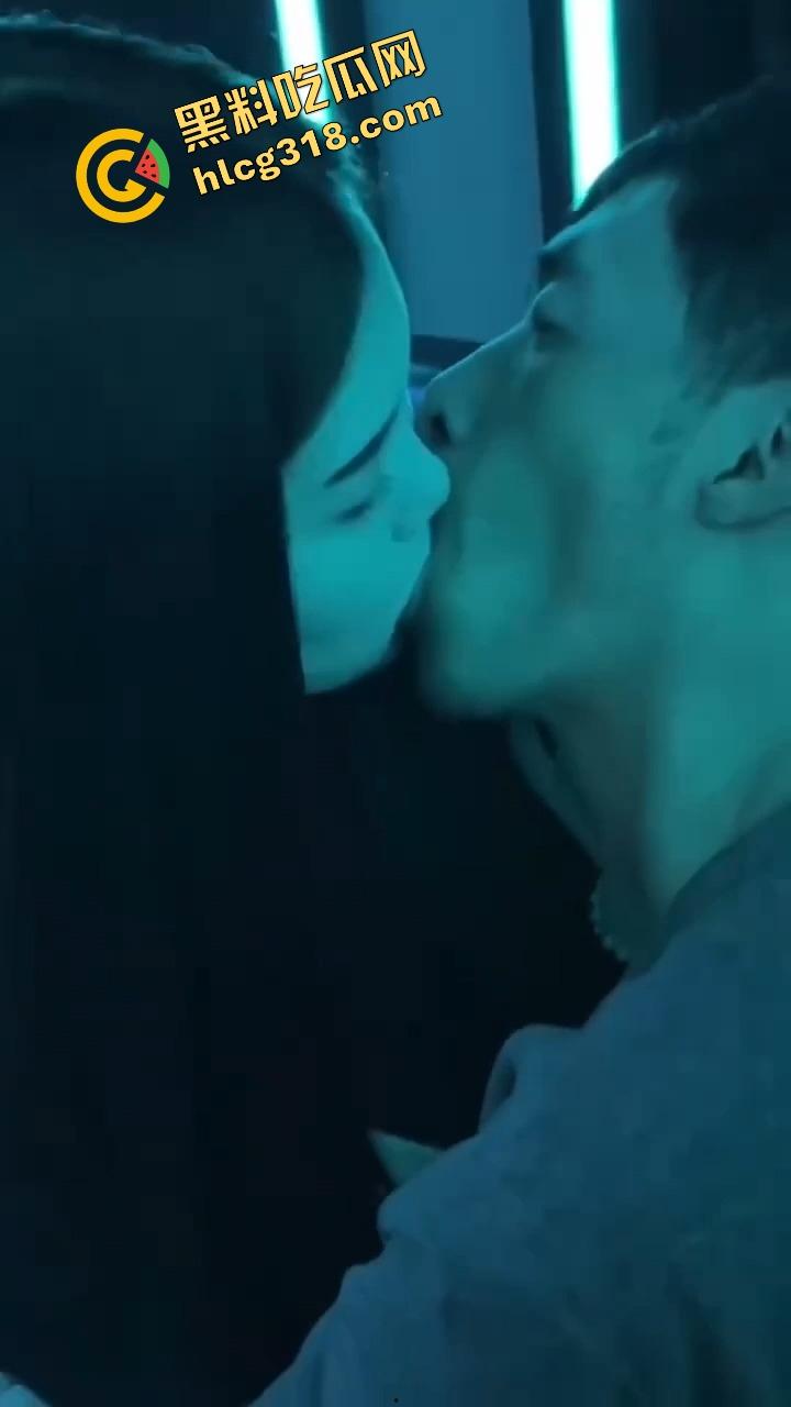 丽江夜店大爷站原地看骚舞看傻,大妈扯断胳膊都拉不走,大爷喊别拽,我马上射了!-9