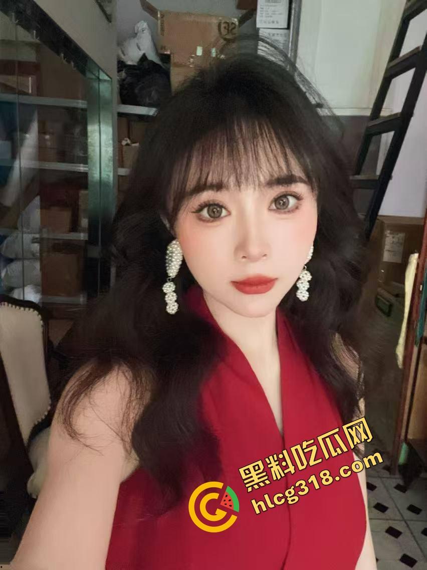 奶子走光都不遮?这这个就叫做专业!山西工商拉丁妹跳舞跳到走光,左边奶子完全露出还在跳!-1