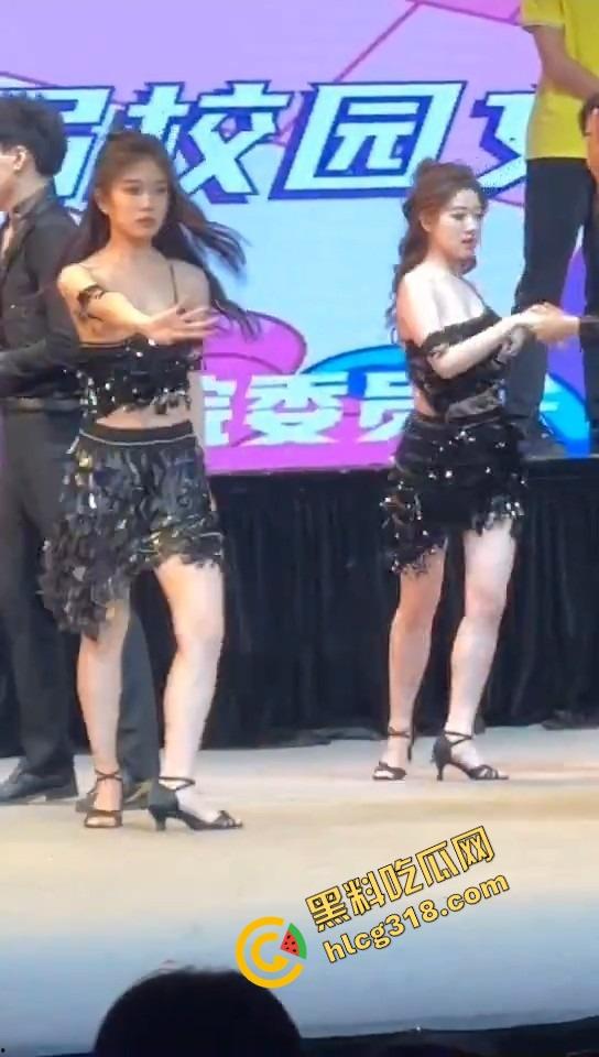 奶子走光都不遮?这这个就叫做专业!山西工商拉丁妹跳舞跳到走光,左边奶子完全露出还在跳!-10