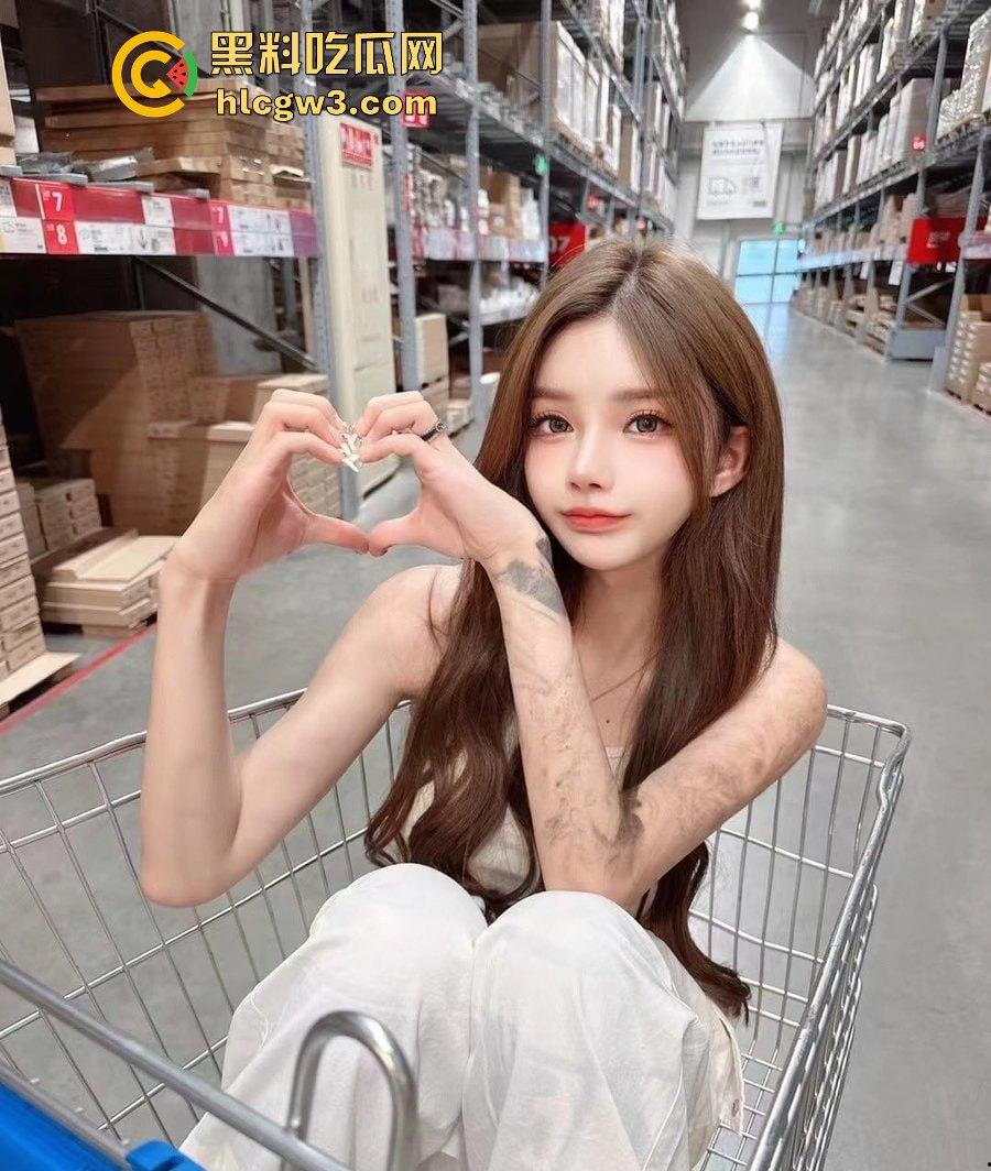 上海极品TS『刘依依』美到让直男怀疑人生 这颜值炸裂打破次元壁 上半身绝杀 你敢认是TS吗?-10