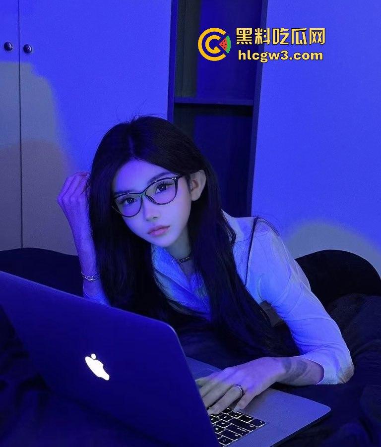 上海极品TS『刘依依』美到让直男怀疑人生 这颜值炸裂打破次元壁 上半身绝杀 你敢认是TS吗?-14