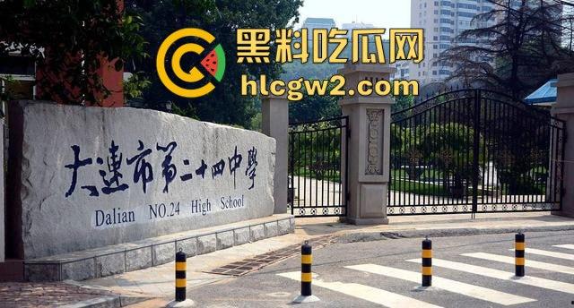 大连市第24中学两学生仓库做爱被偷拍!被同学抓拍两人尴尬瞬间,表情呆萌传遍全市,副校长也看了!-2