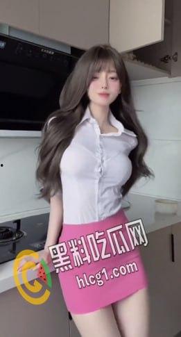 抖音140w粉丝网红小马漫漫,风骚御姐黑丝包臀裙渔网袜 乳沟露出土豪定制 劲爆热舞大尺度视频流出-7