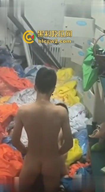 大连市第24中学两学生仓库做爱被偷拍!被同学抓拍两人尴尬瞬间,表情呆萌传遍全市,副校长也看了!-7