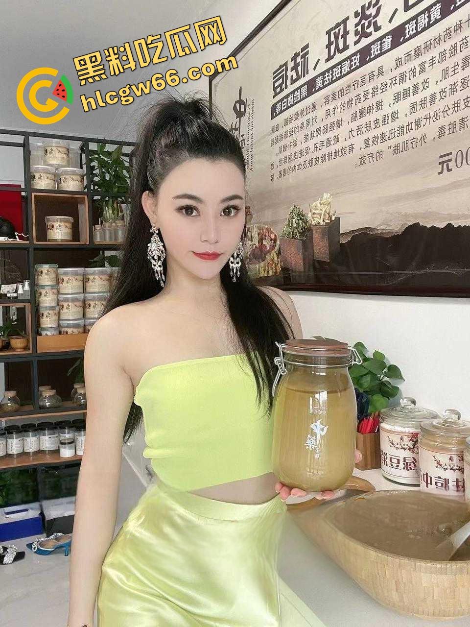 开718假装富婆?深圳大奶女【林梦雪】扯下假名媛滤镜,被爆勾引金主换资源,骚片外泄骚逼翻天!-7