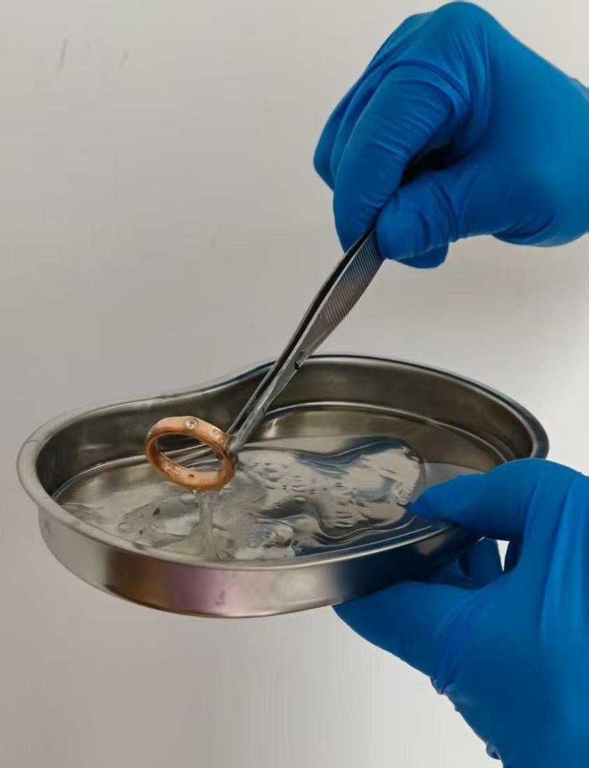 金主酒吧消费巨款，陪酒女为博金主一笑，酒后拳交，玩大了，金主爸爸手上戒指卡里面！-2