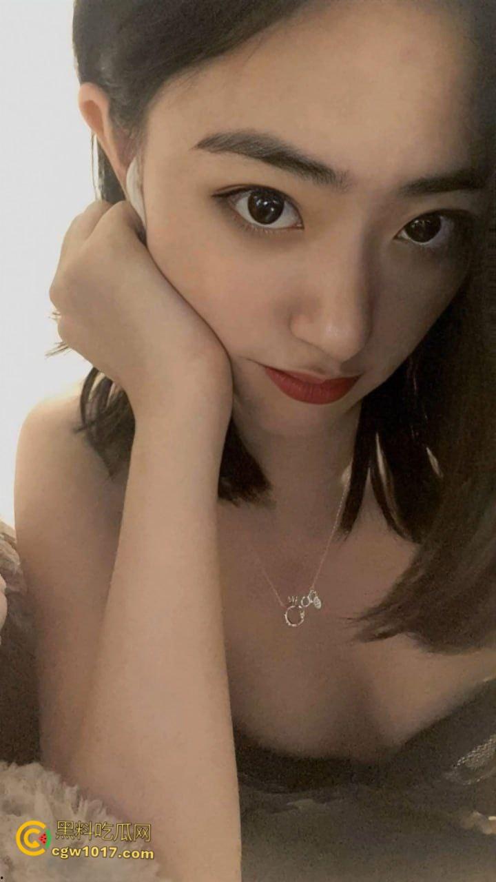 浙江大学大一学妹【冯思颖】,淫荡母狗对大屌爱不释手,被疯狂颜射一脸,蜜桃翘臀被学长后入狂操 !-2