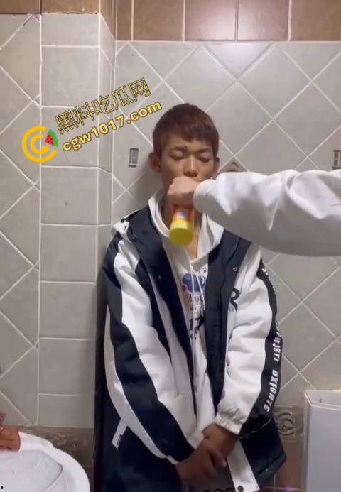 血腥慎点!社会混混残忍虐打小伙,马桶刷戳脸,铁管刺手,手背戳破血肉模糊,骨头暴露,惨不忍睹,令人心寒!-2