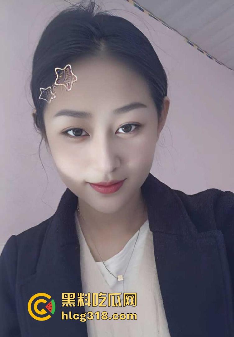 趁着哥哥睡着,跟嫂子在客厅偷情,性感嫂子主动骑乘,没忍住全射里面了。-1