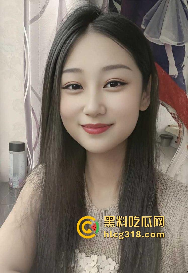 趁着哥哥睡着,跟嫂子在客厅偷情,性感嫂子主动骑乘,没忍住全射里面了。-2