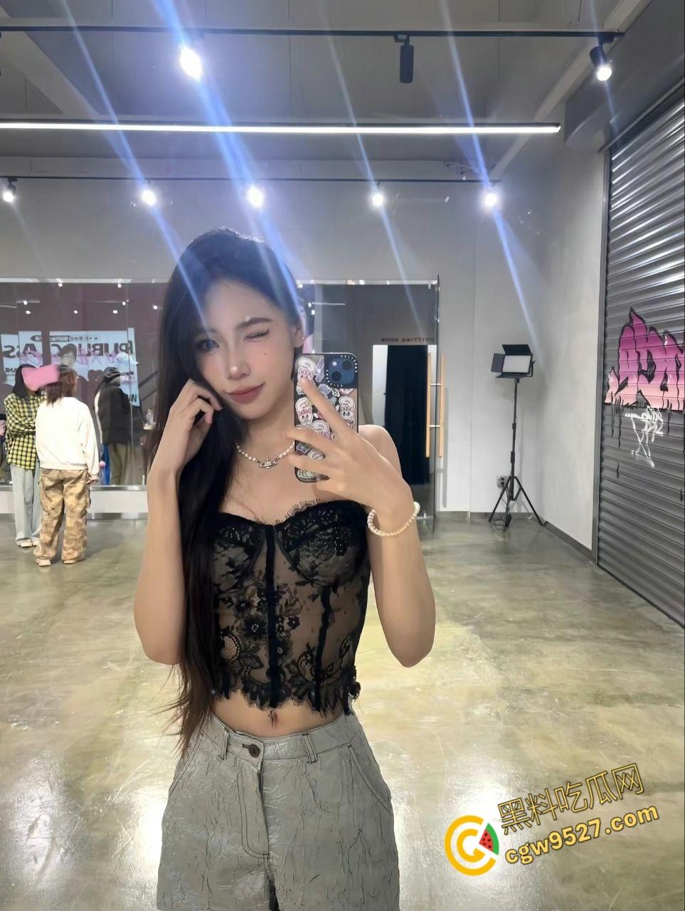 饥渴骚妹妹想念大屌哥哥,穿上性感肉丝短裙,主动酒店开房,跪舔口活吸屌,临近大姨妈还把哥哥给夹内射了 !-1