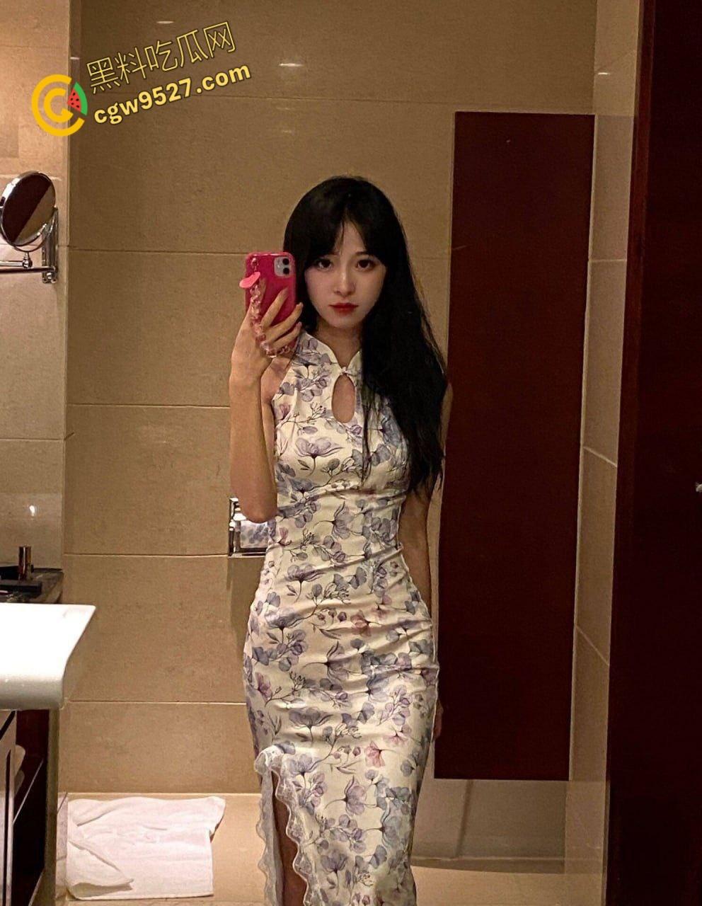 饥渴骚妹妹想念大屌哥哥,穿上性感肉丝短裙,主动酒店开房,跪舔口活吸屌,临近大姨妈还把哥哥给夹内射了 !-2