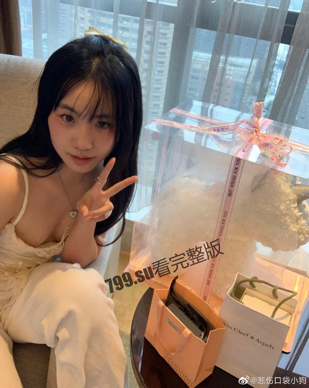 微博 小奶牛 babycow 露脸定制合集 扣逼自慰骚洞一览无余-5